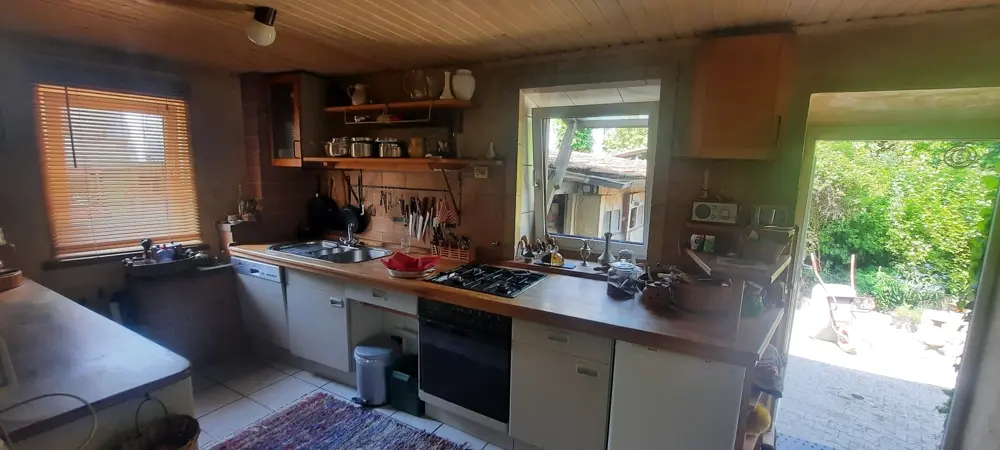 Küche mit Ausgang zum Garten
