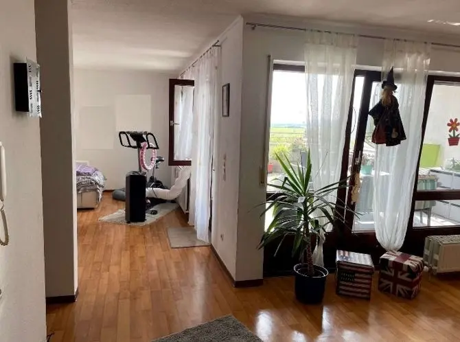 Wohnbereich mit Blick auf die Terrasse