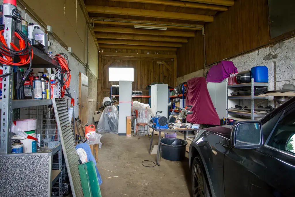 Garage mit Tor zum Waldgelände