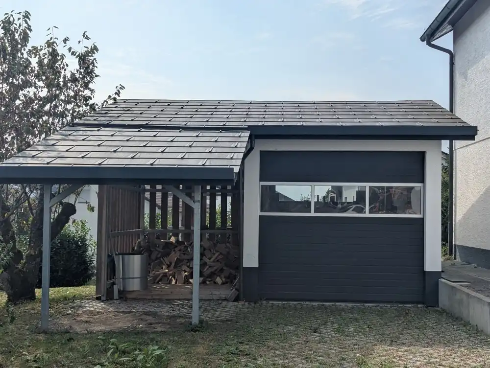 Separate Garage und Holzlager