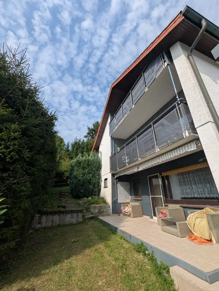 seitliche Terrasse Einliegerwohnung