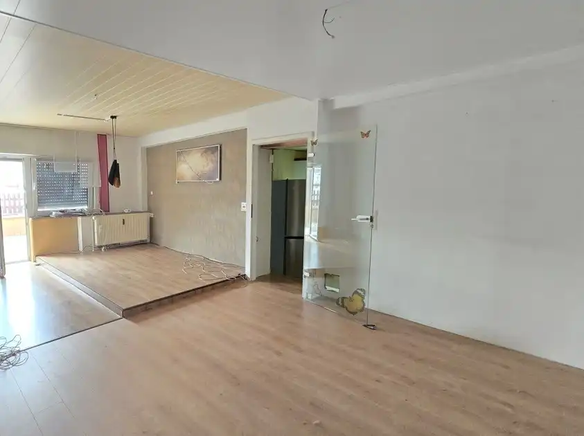 Wohn- und Essbereich mit Zugang zur Dachterrasse