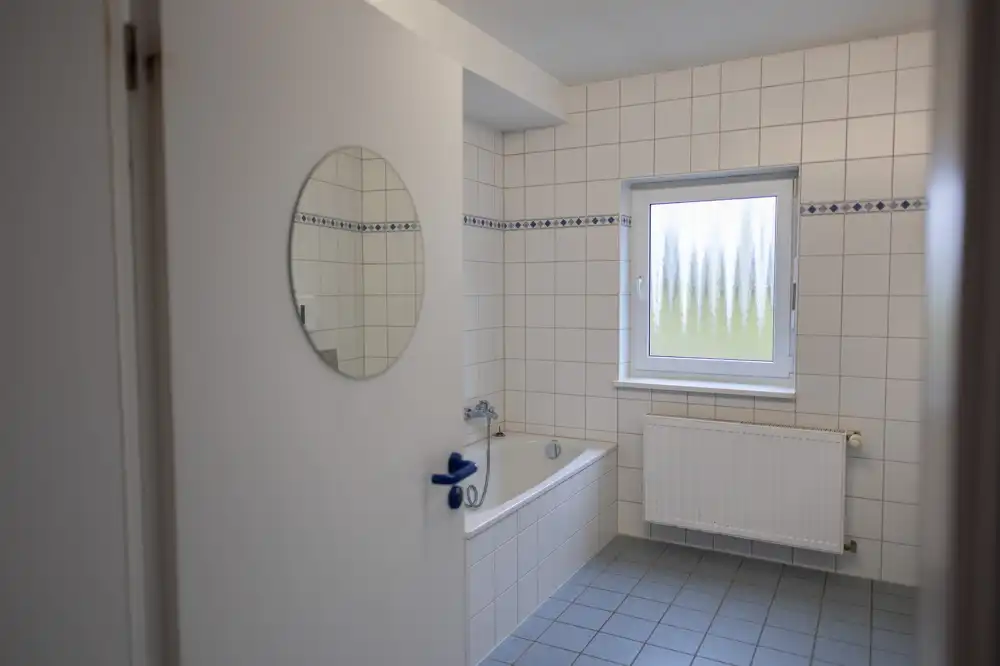 Bad 2 mit Badewanne