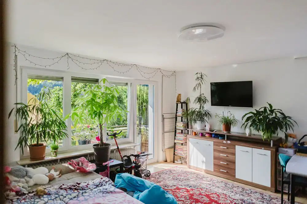 Wohnzimmer Erdgeschoss mit Zugang zum Balkon