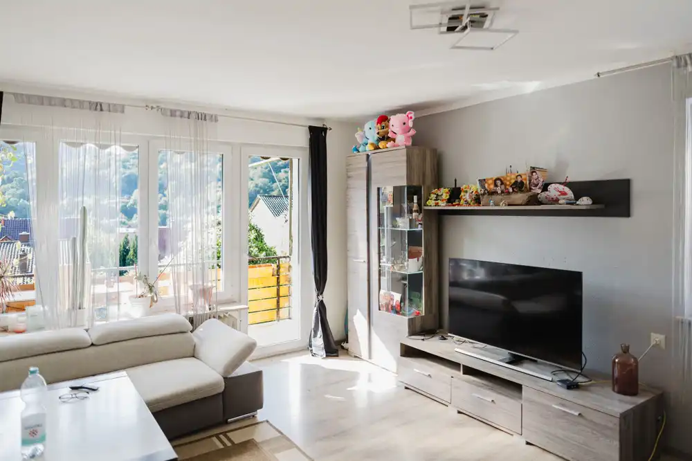Wohnzimmer Obergeschoss mit Zugang zum Balkon